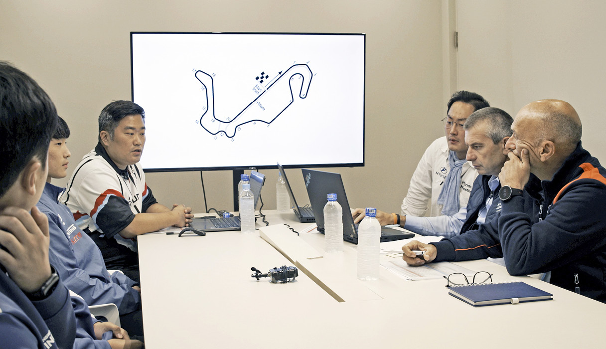 박준의 선수와 모터스포츠 관계자들이 이야기를 나누고 있다