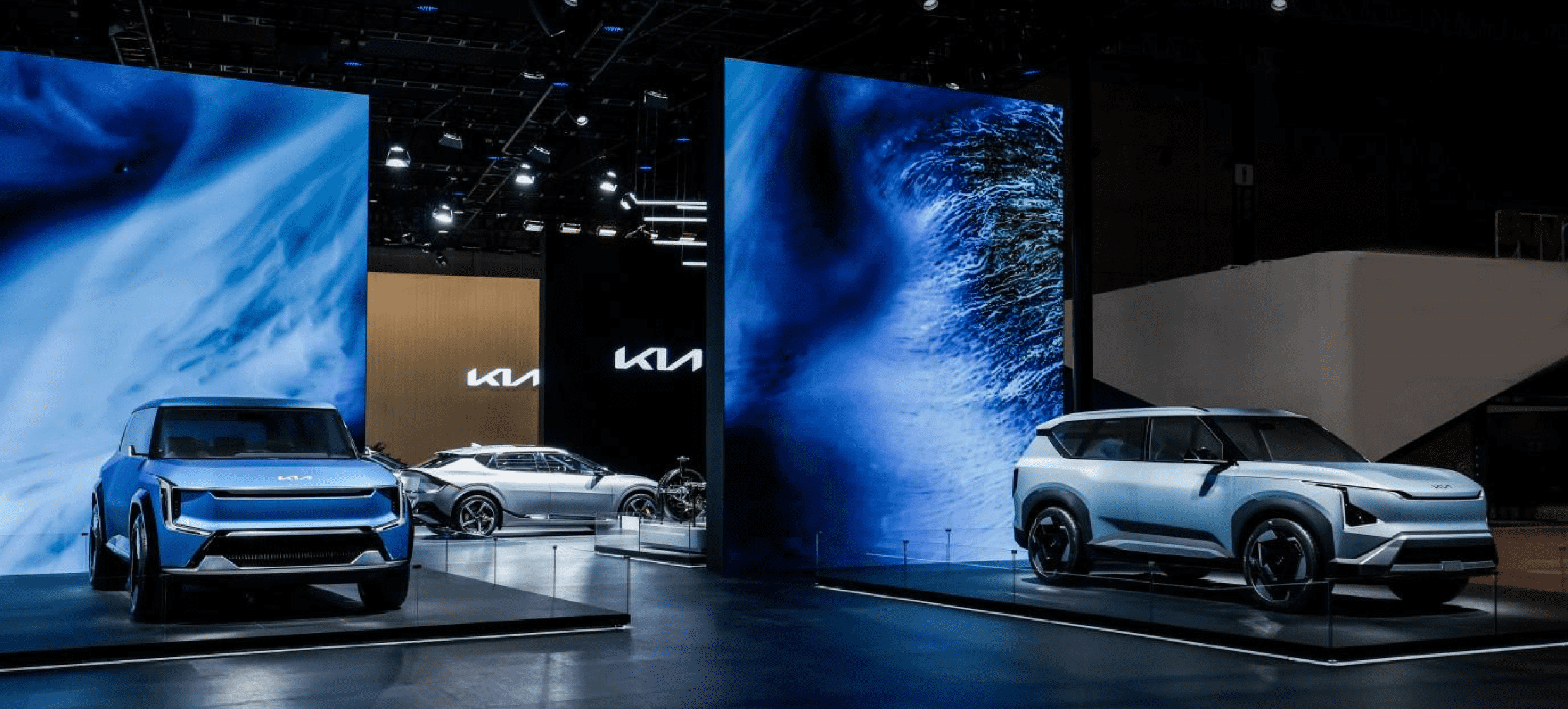 2023 상하이모터쇼에 참가한 기아의 전시 부스의 모습
