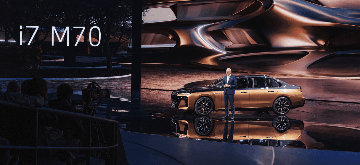 2023 상하이모터쇼에서 세계 최초로 공개된 BMW i7 M70의 모습