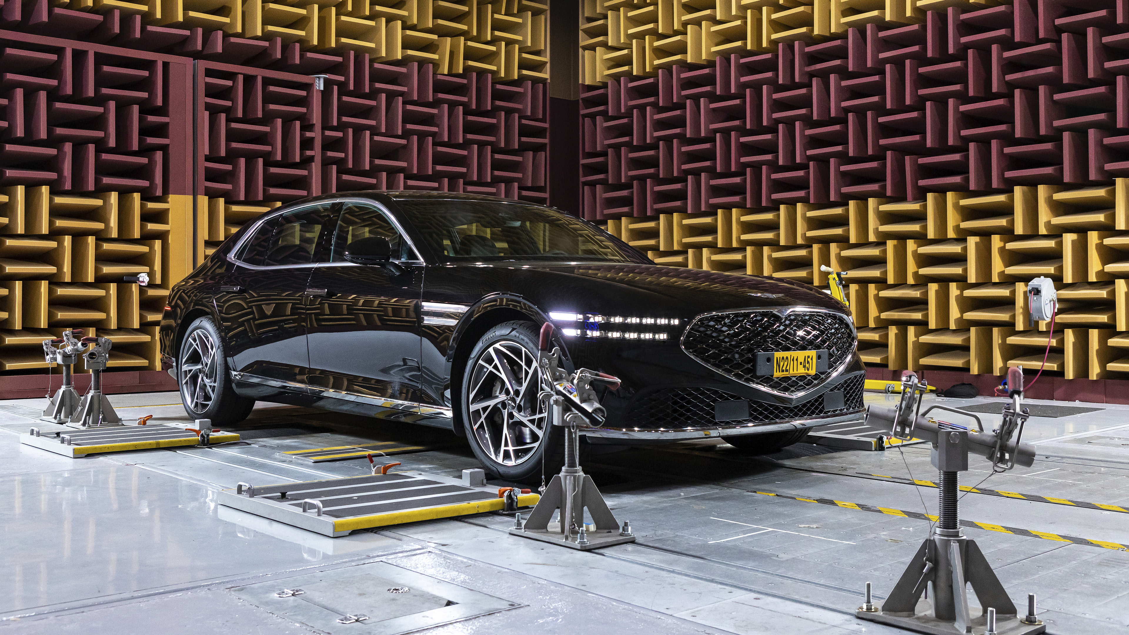 무향실에 서 있는 제네시스 G90