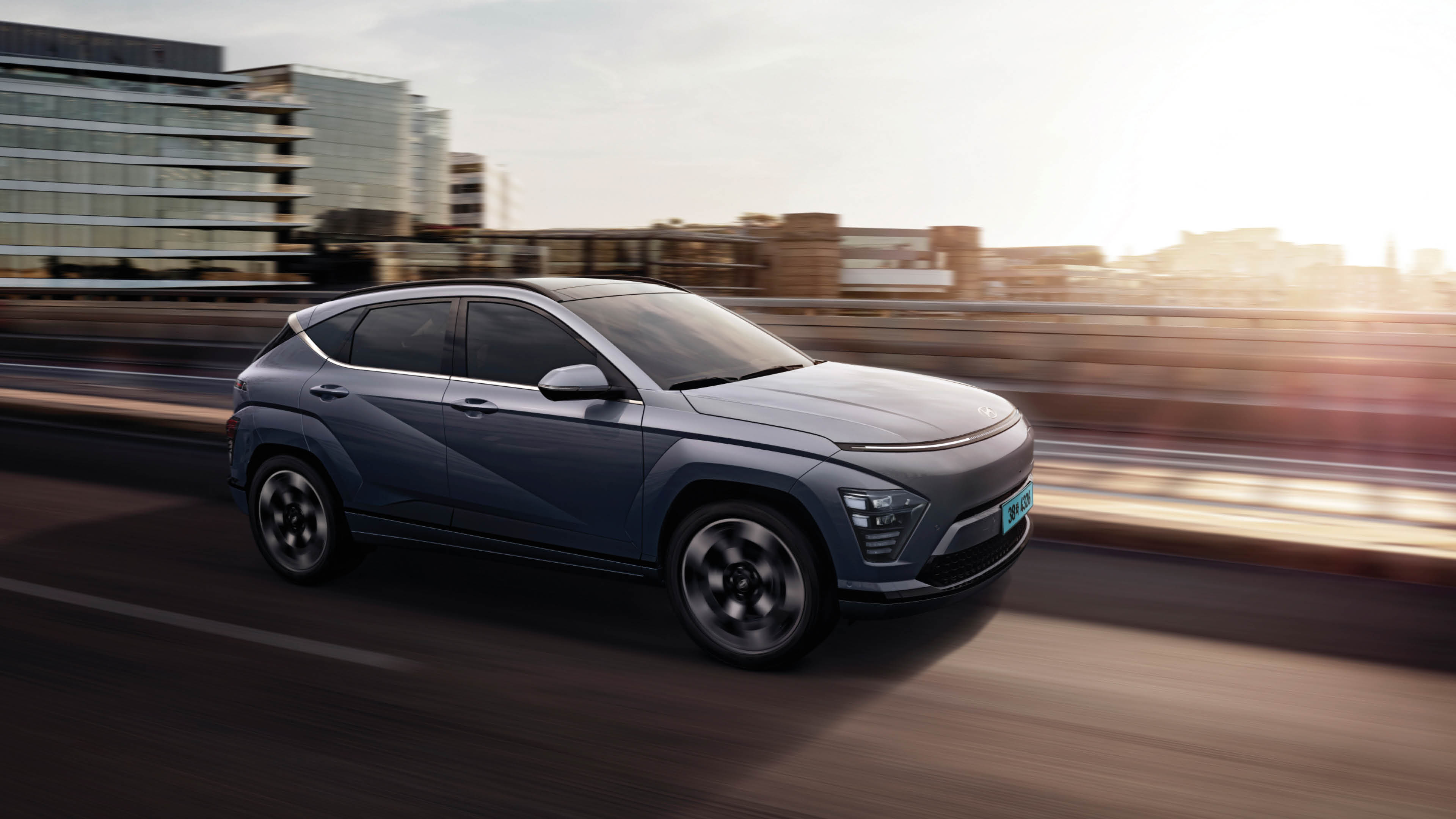 도로를 주행 중인 2세대 코나 일렉트릭