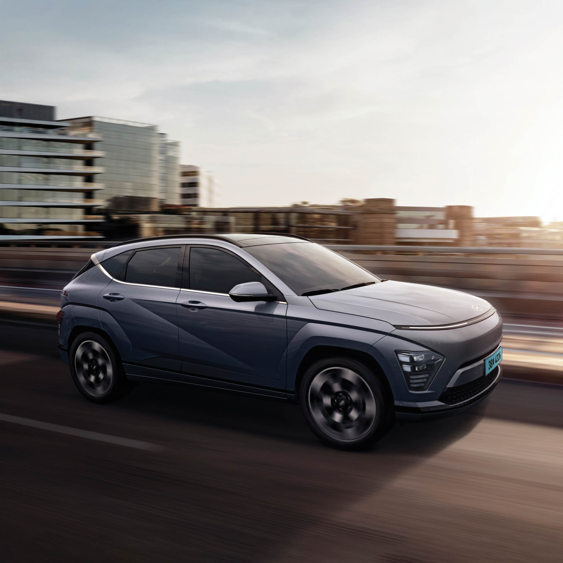 도로를 주행 중인 2세대 코나 일렉트릭