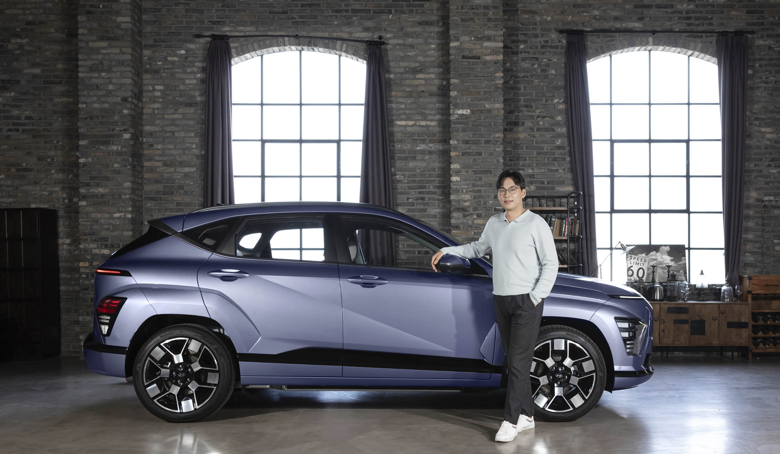 이용훈 책임연구원이 2세대 코나 일렉트릭에 기대 포즈를 취하고 있다