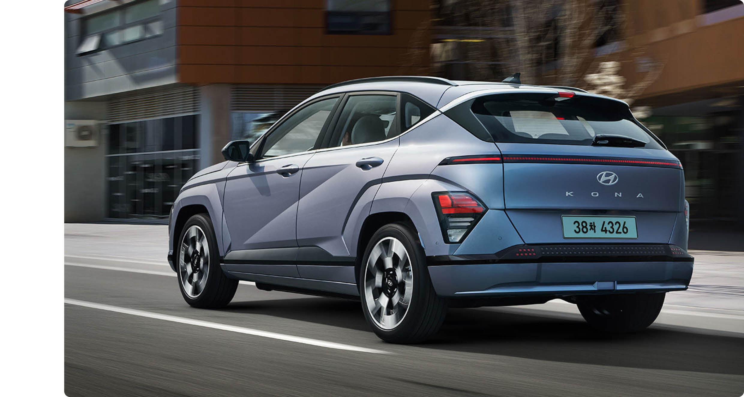 도로를 달리고 있는 2세대 코나 일렉트릭의 후측면 모습