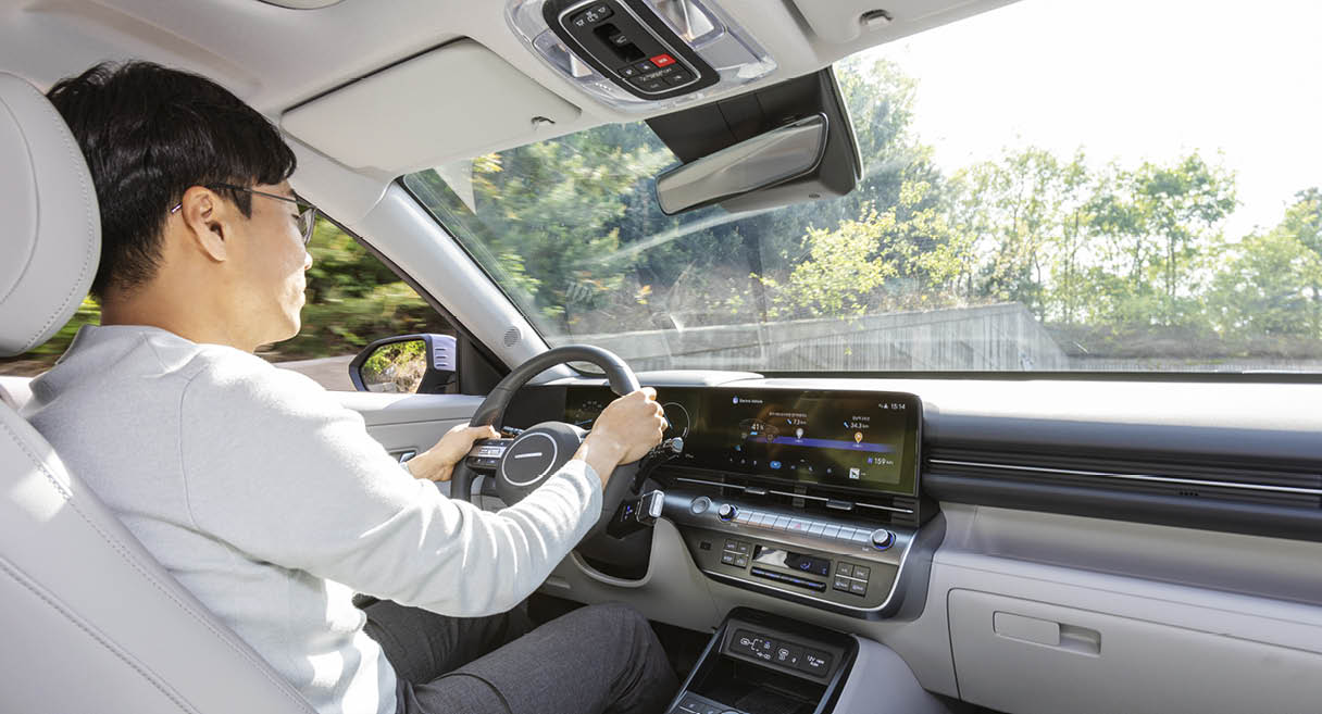 이용훈 책임연구원이 운전대를 잡고 주행하고 있다