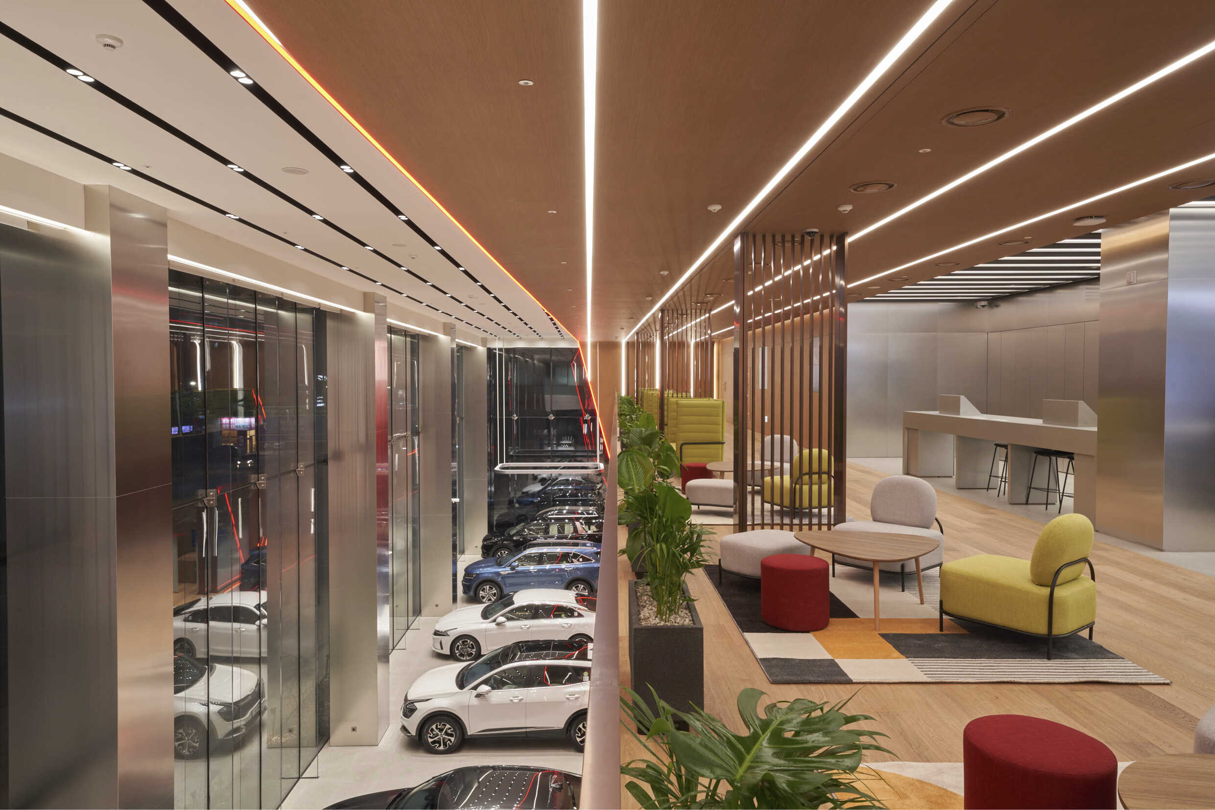 기아 인천 플래그십 스토어의 1,2층 내부 전경