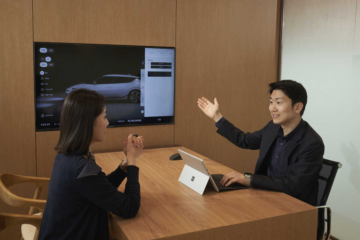 인천 플래그십 스토어의 상담 부스에서 상담원이 고객과 이야기를 나누고 있다