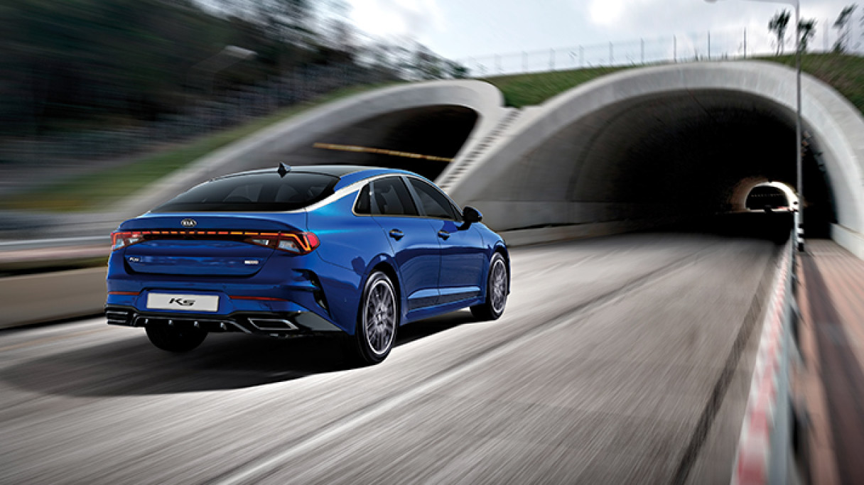 Kia K5 running towards the tunnel