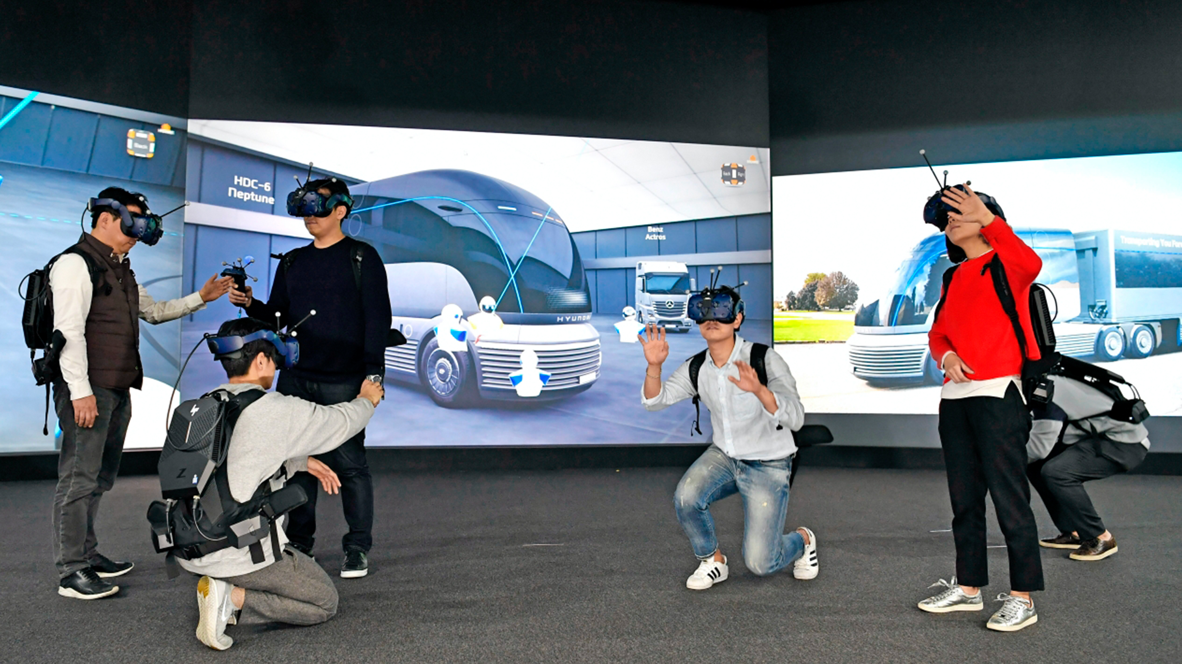 People are experiencing a VR design evaluation program
