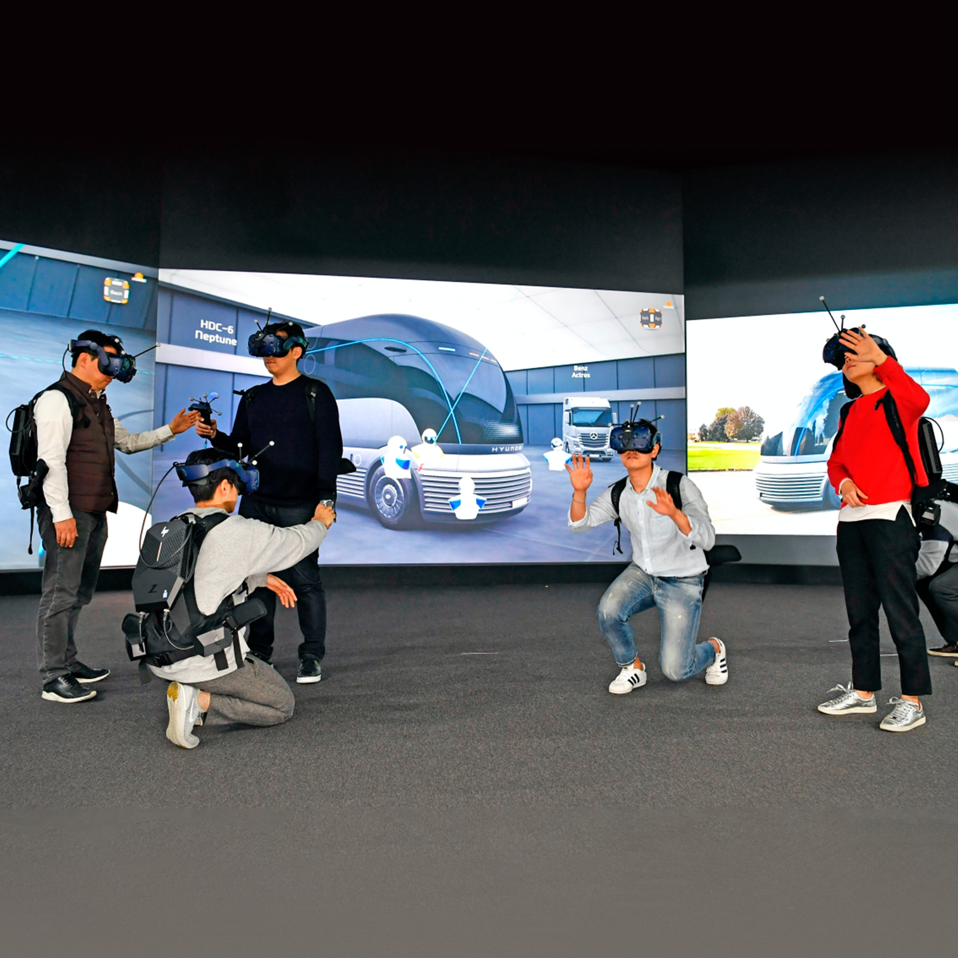 People are experiencing a VR design evaluation program