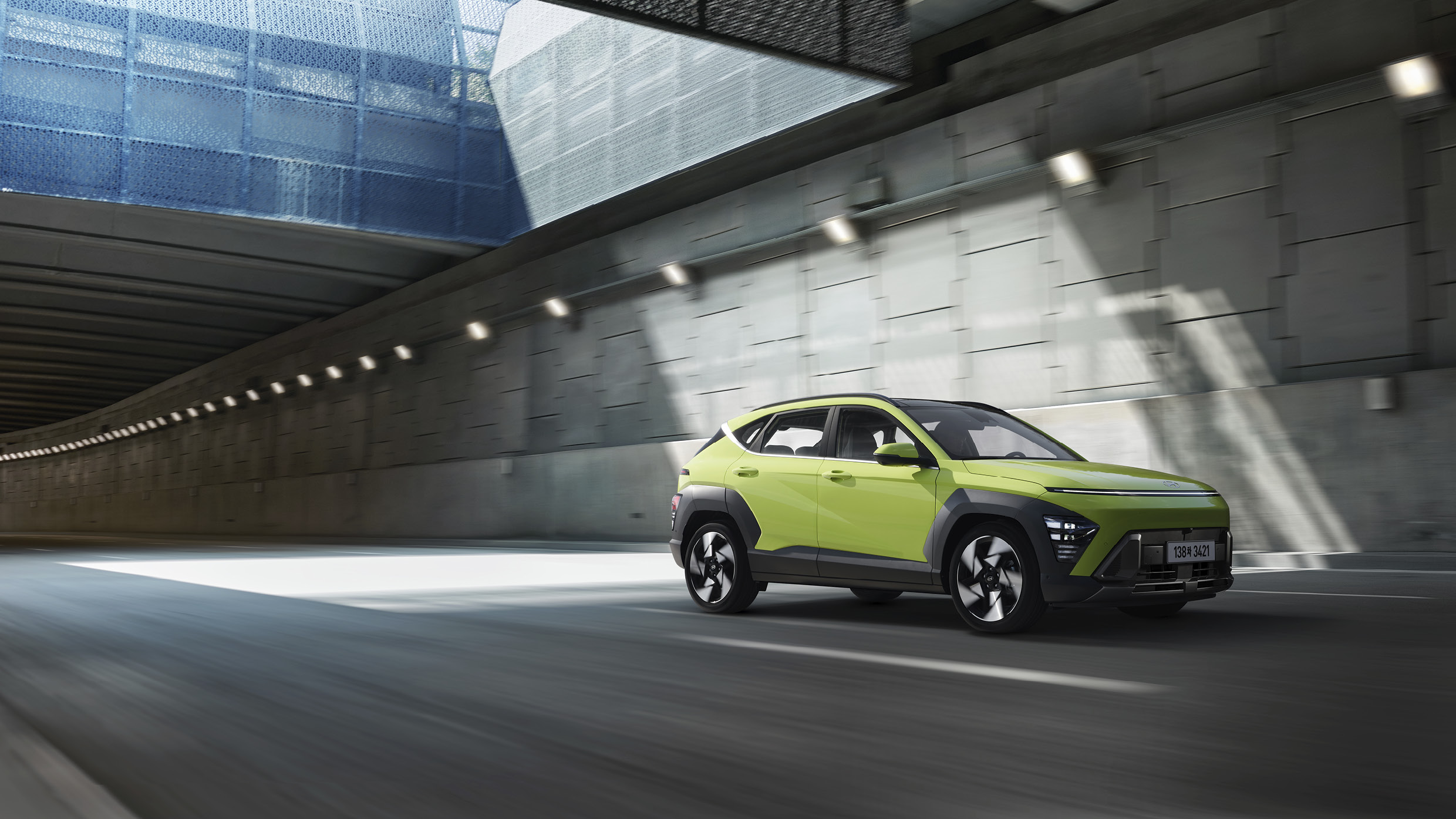 초록색 코나가 주행하는 전측면 모습