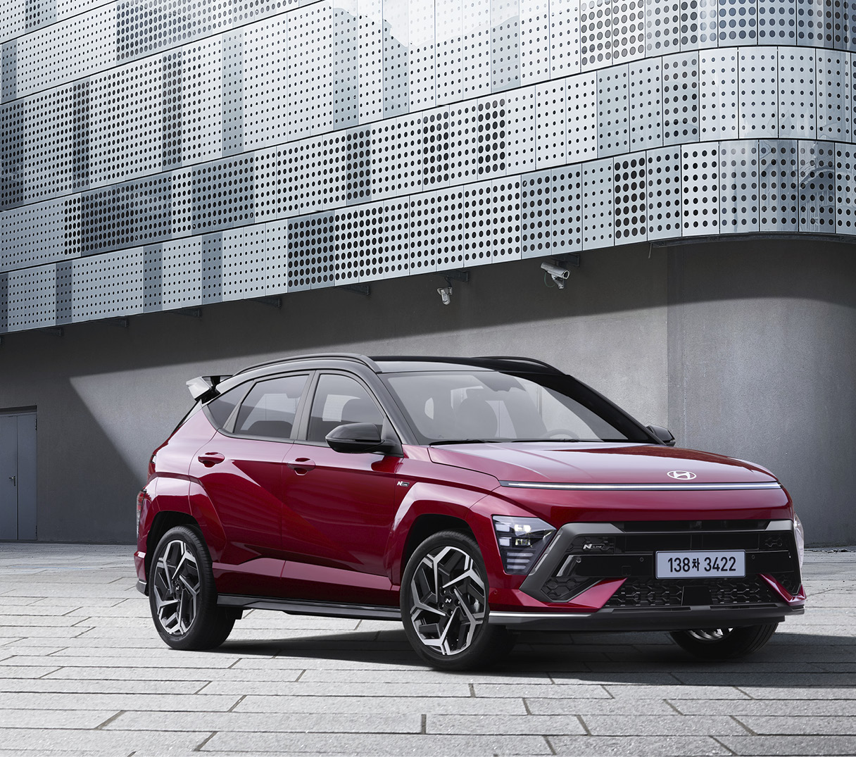 N 라인 디자인 패키지가 적용된 빨간색 코나 전측면 모습