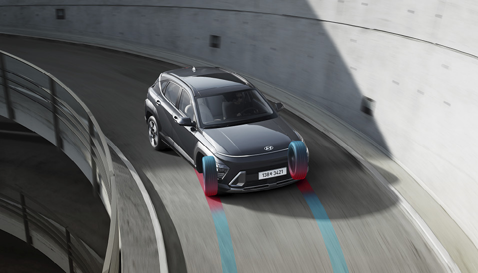 ‘운동 성능 개선 기술’을 강조한 코나 주행 모습