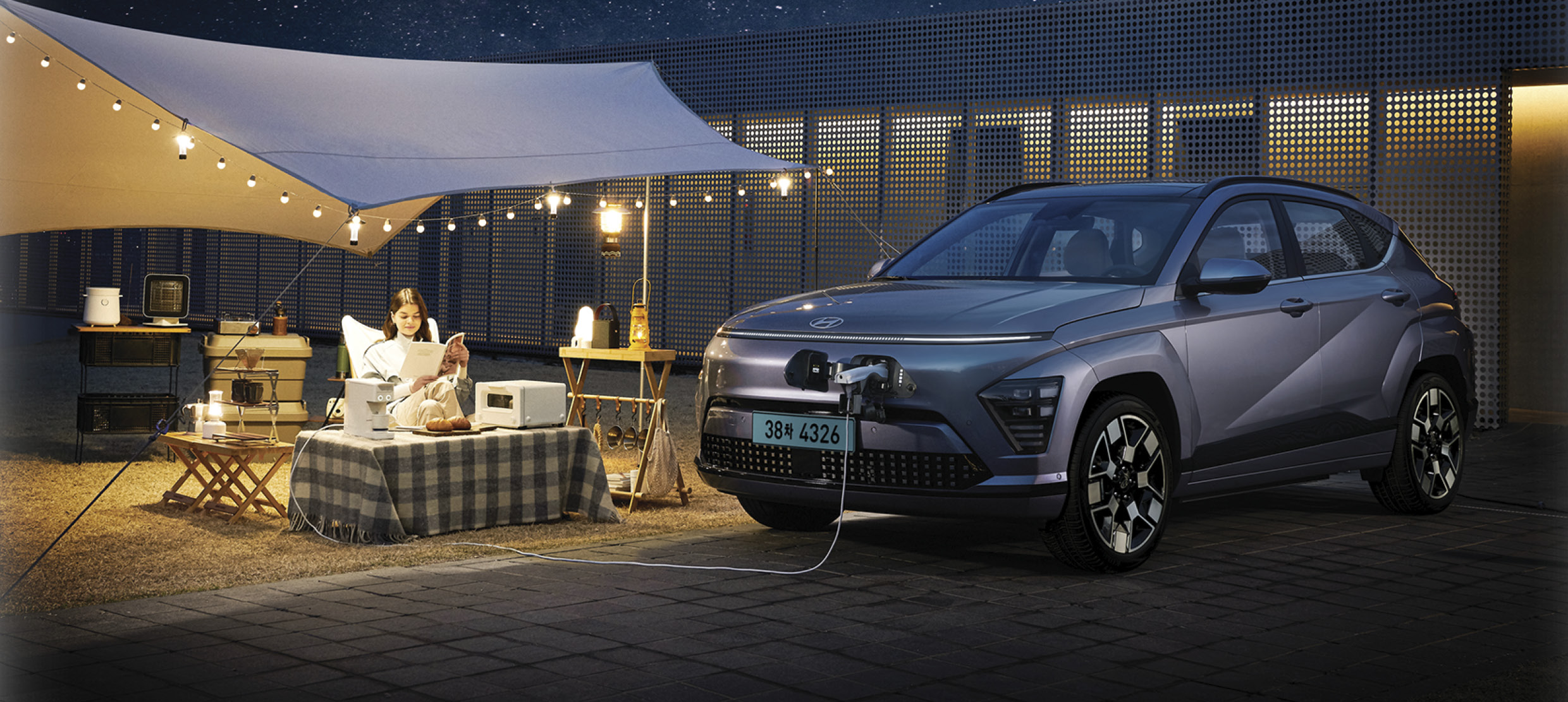 코나 일렉트릭 V2L을 작동하는 모습