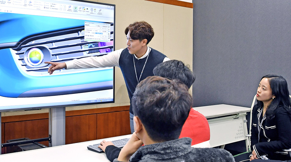 Researchers at Hyundai Motor Group are checking digital modeling