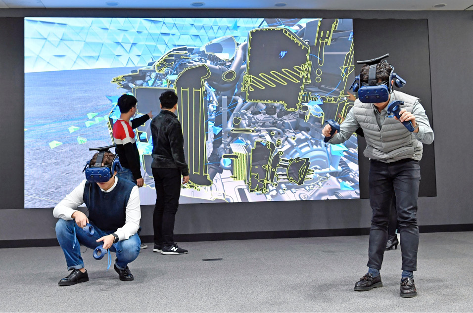 Researchers at Hyundai Motor Group are wearing VR equipment and verifying the quality of vehicles