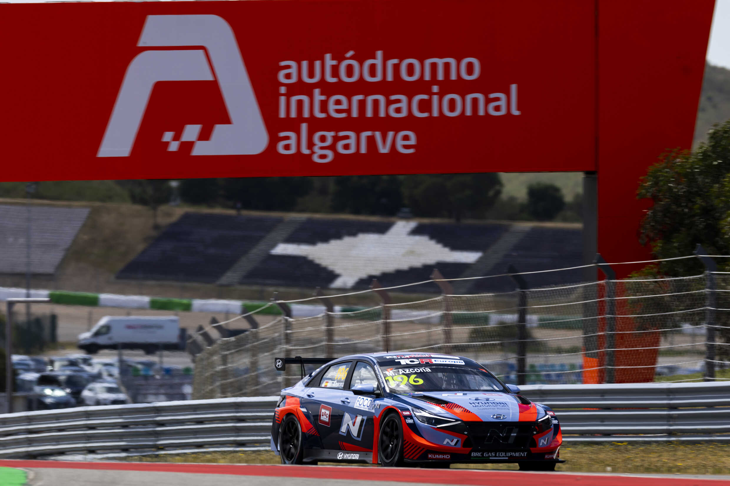 현대자동차 아반떼 N TCR의 주행 모습