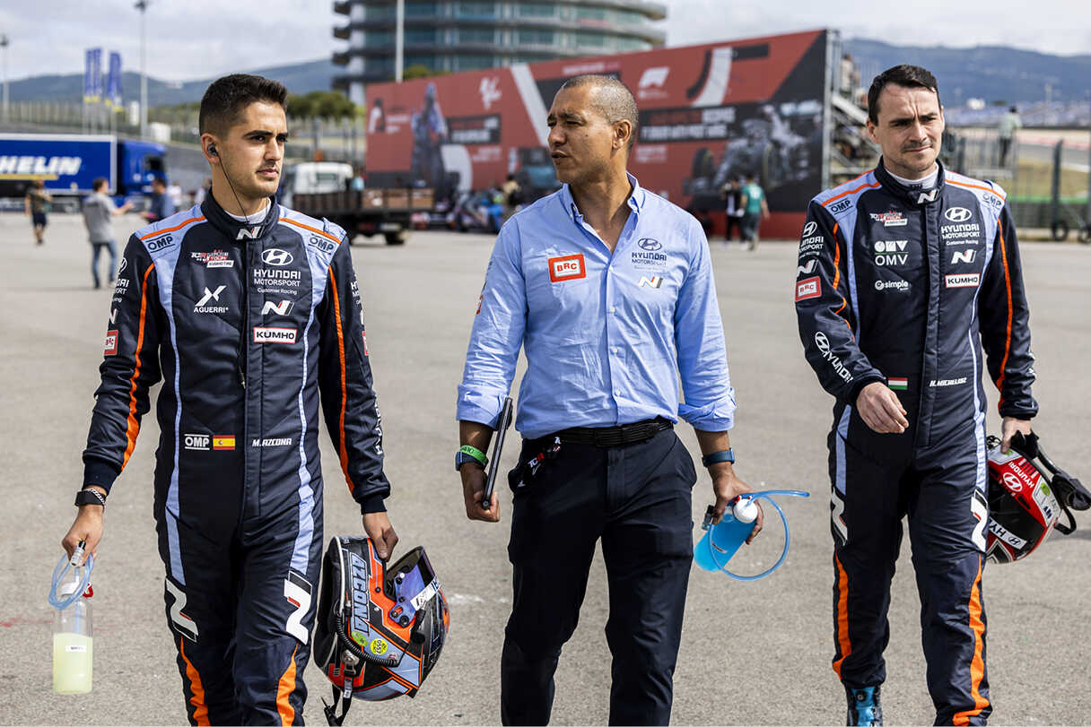 현대자동차 아반떼 N TCR을 타고 TCR 월드 투어에 출전하는 BRC 현대팀 선수들의 모습
