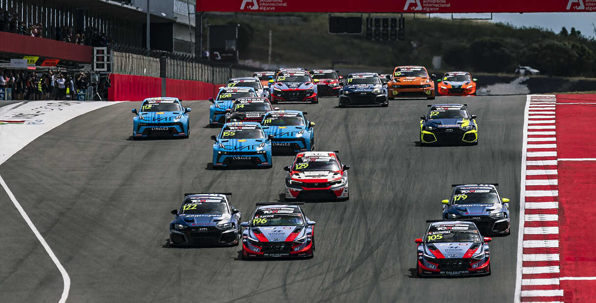 TCR 월드 투어 경기가 시작된 모습