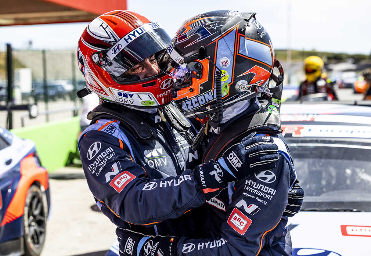 BRC 현대팀 선수들이 우승 후 기뻐하는 모습