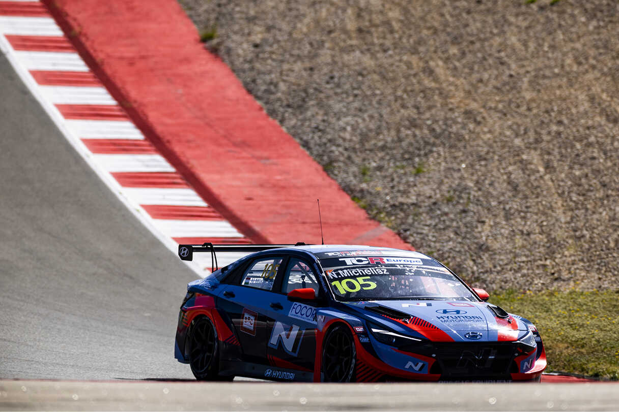 현대자동차 아반떼 N TCR의 주행 모습