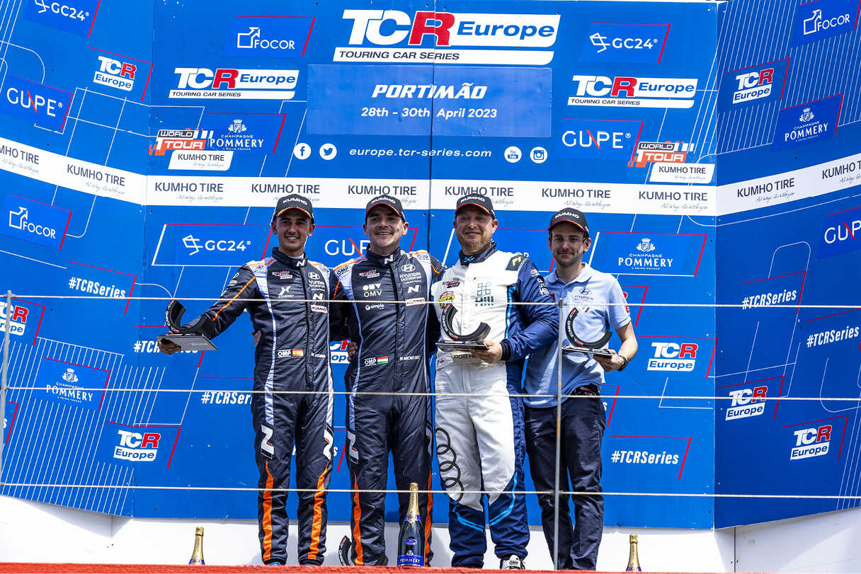 TCR 월드 투어 개막전 첫 번째 레이스에서 우승한 BRC 현대팀 선수들의 모습