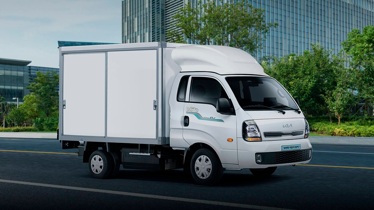 샤시캡 트럭이 서있다