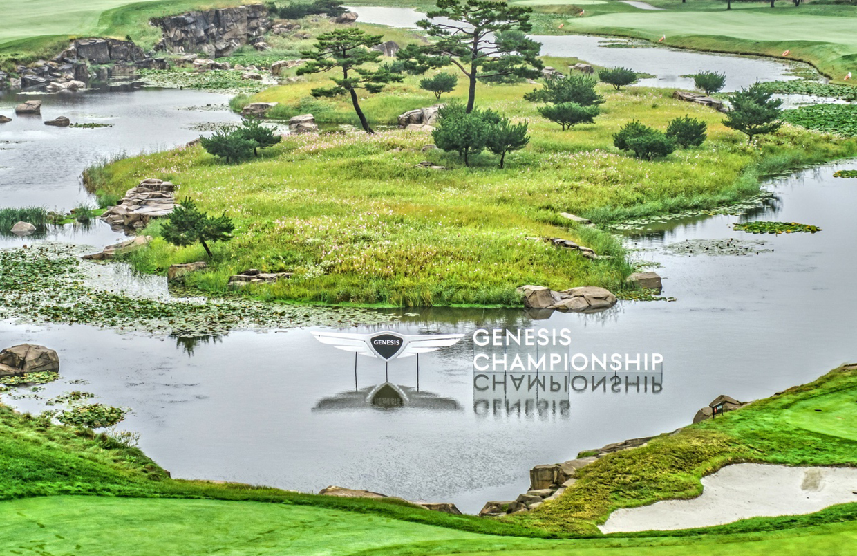 제네시스가 2017년부터 개최하고 있는 ‘제네시스 챔피언십’ 경기가 열리는 인천 송도의 잭 니클라우스 골프클럽의 그린이 펼쳐져 있다.