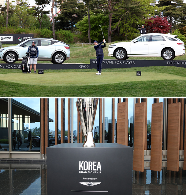 제네시스 차량 2대가 골프장 그린 위에 전시되어 있고 그 앞에서 선수들이 풀스윙하는 포즈를 취하고 있다. 코리아 챔피언십 대회 로고가 그려진 검은 색 단상 위로 반짝이는 우승 트로피가 올려져 있다.