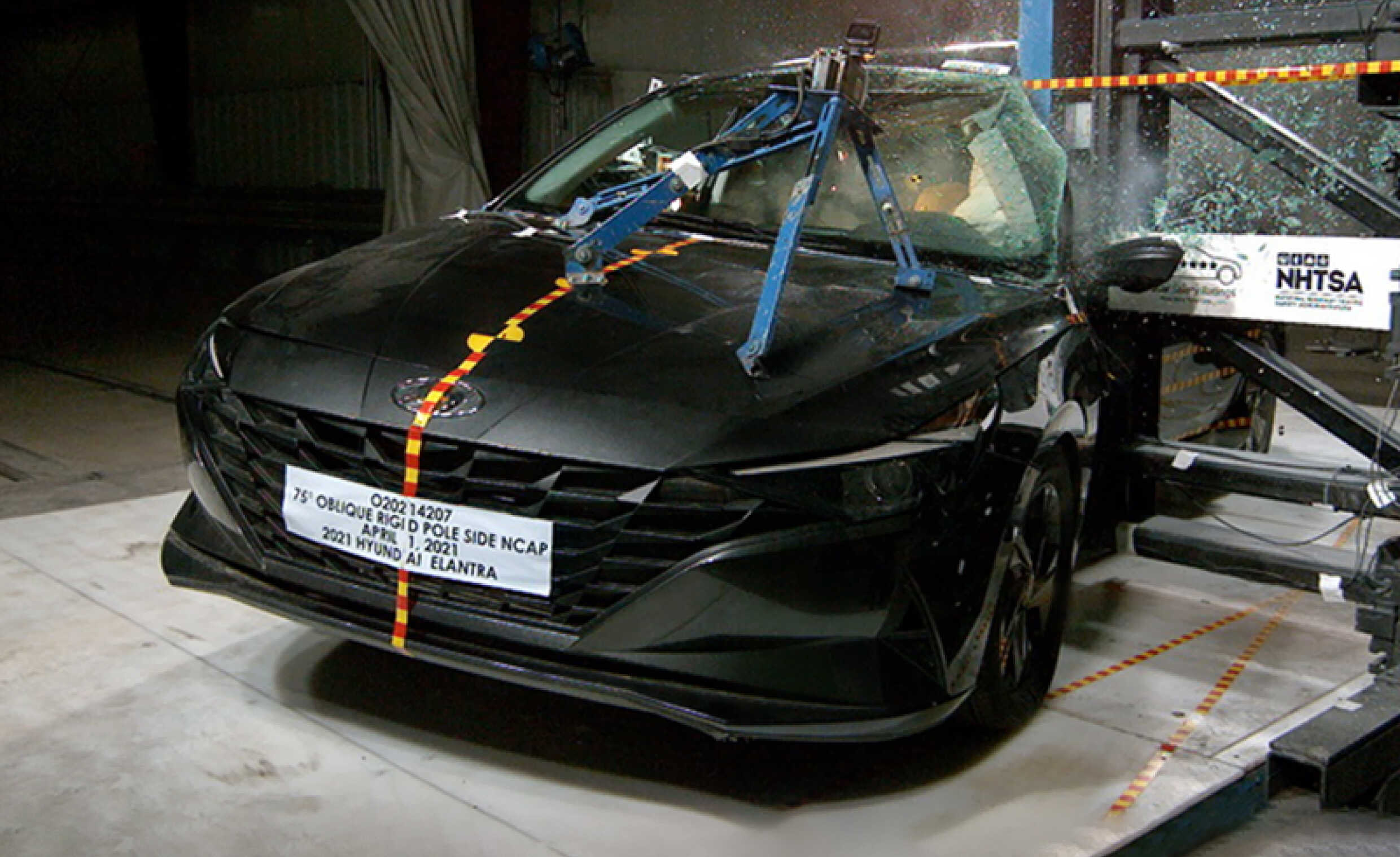 현대 아반떼 측면 충돌 모습