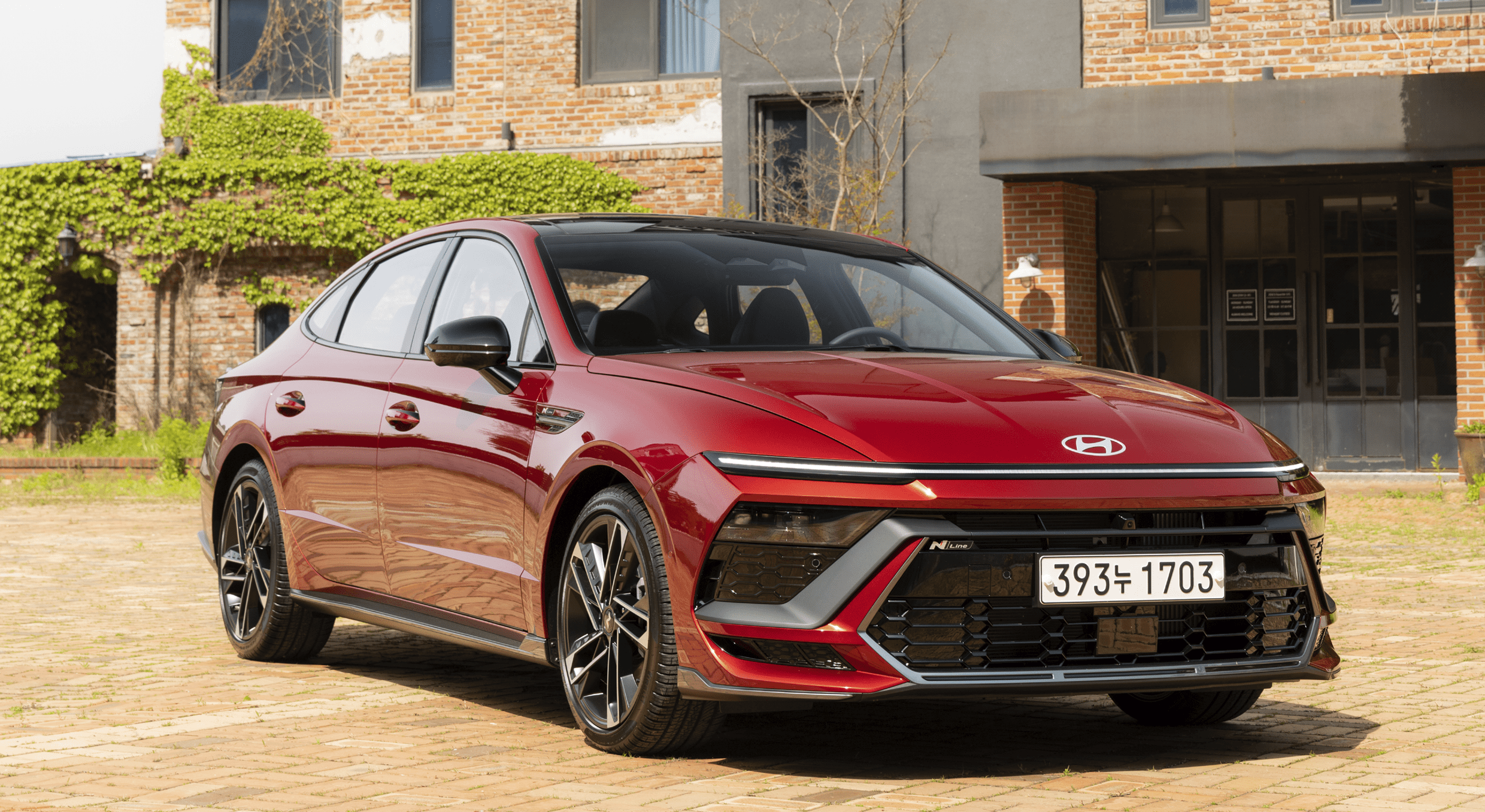 쏘나타 디 엣지 N 라인 2.5 터보가 건물 앞에 주차된 전측면 모습