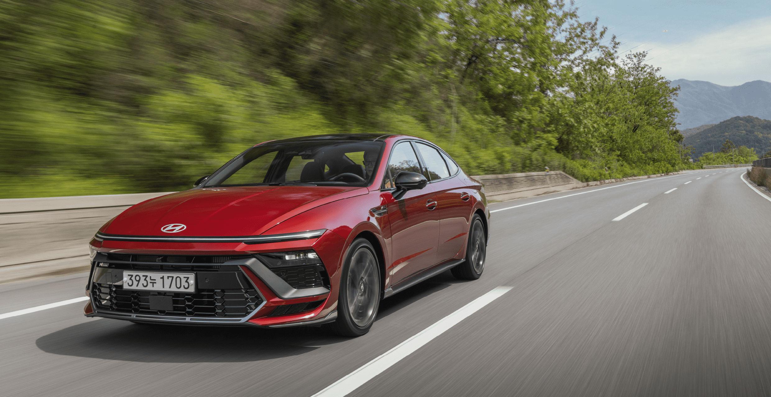 쏘나타 디 엣지 N 라인 2.5 터보가 고속도로를 주행하는 모습