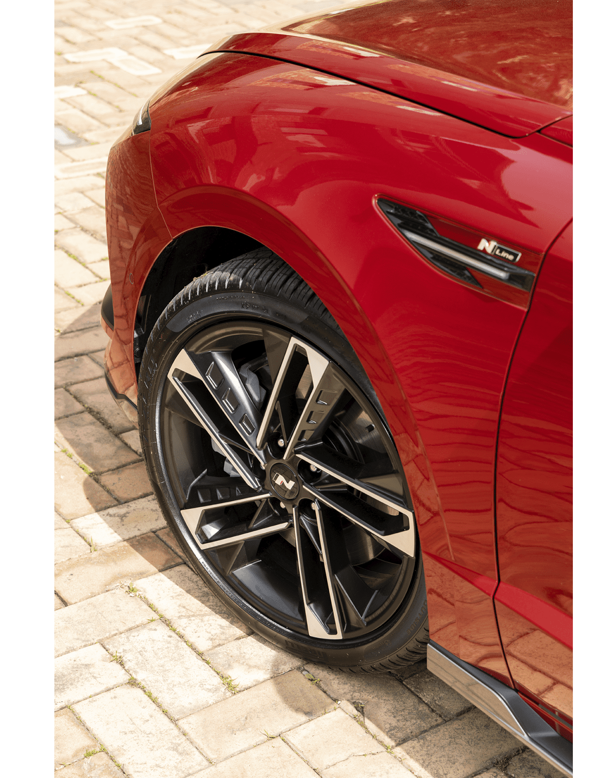 쏘나타 디 엣지 N 라인 2.5 터보에 장착된 19인치 전용 휠의 모습