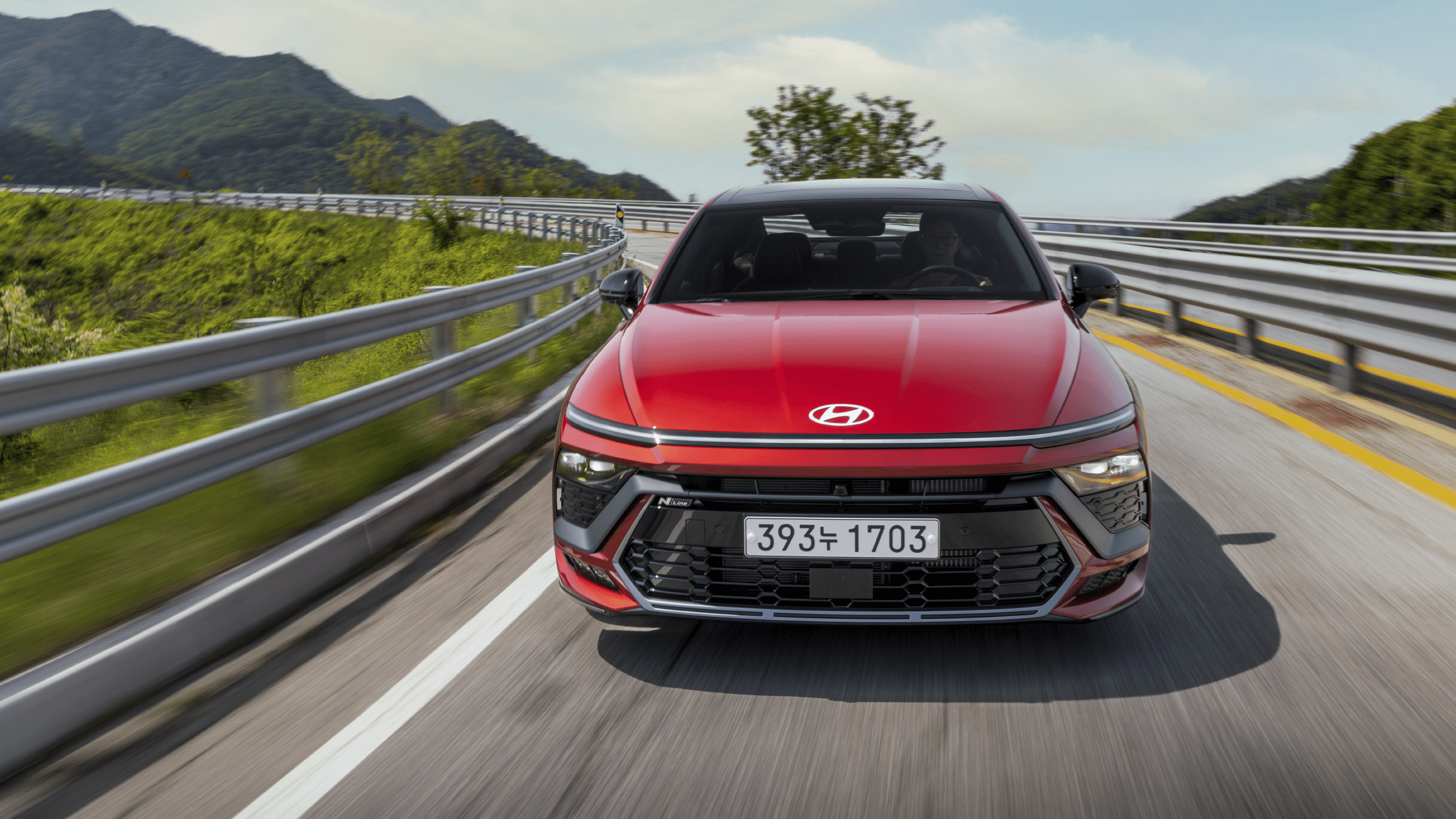 쏘나타 디 엣지 N 라인 2.5 터보가 좁은 길을 빠르게 주행하는 전면 모습