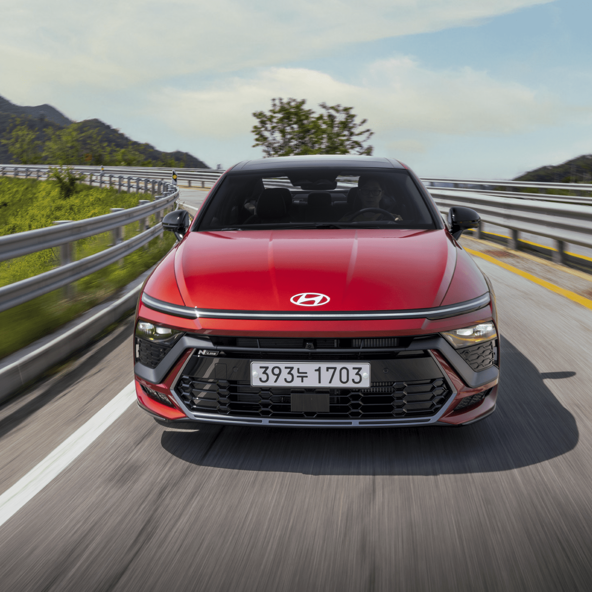 쏘나타 디 엣지 N 라인 2.5 터보가 좁은 길을 빠르게 주행하는 전면 모습