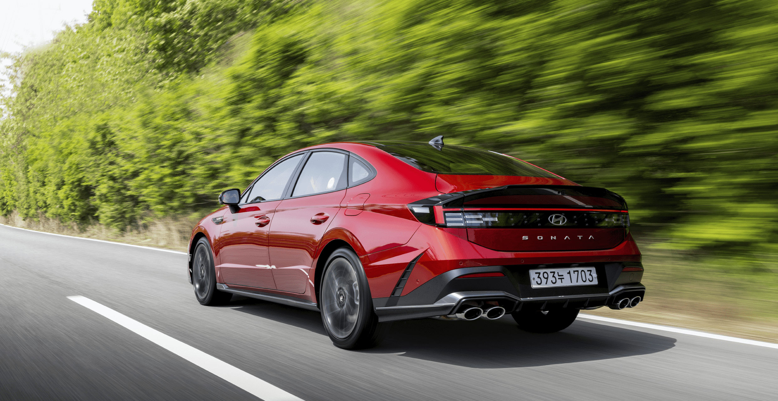 주행 중이 쏘나타의 후측면 모습