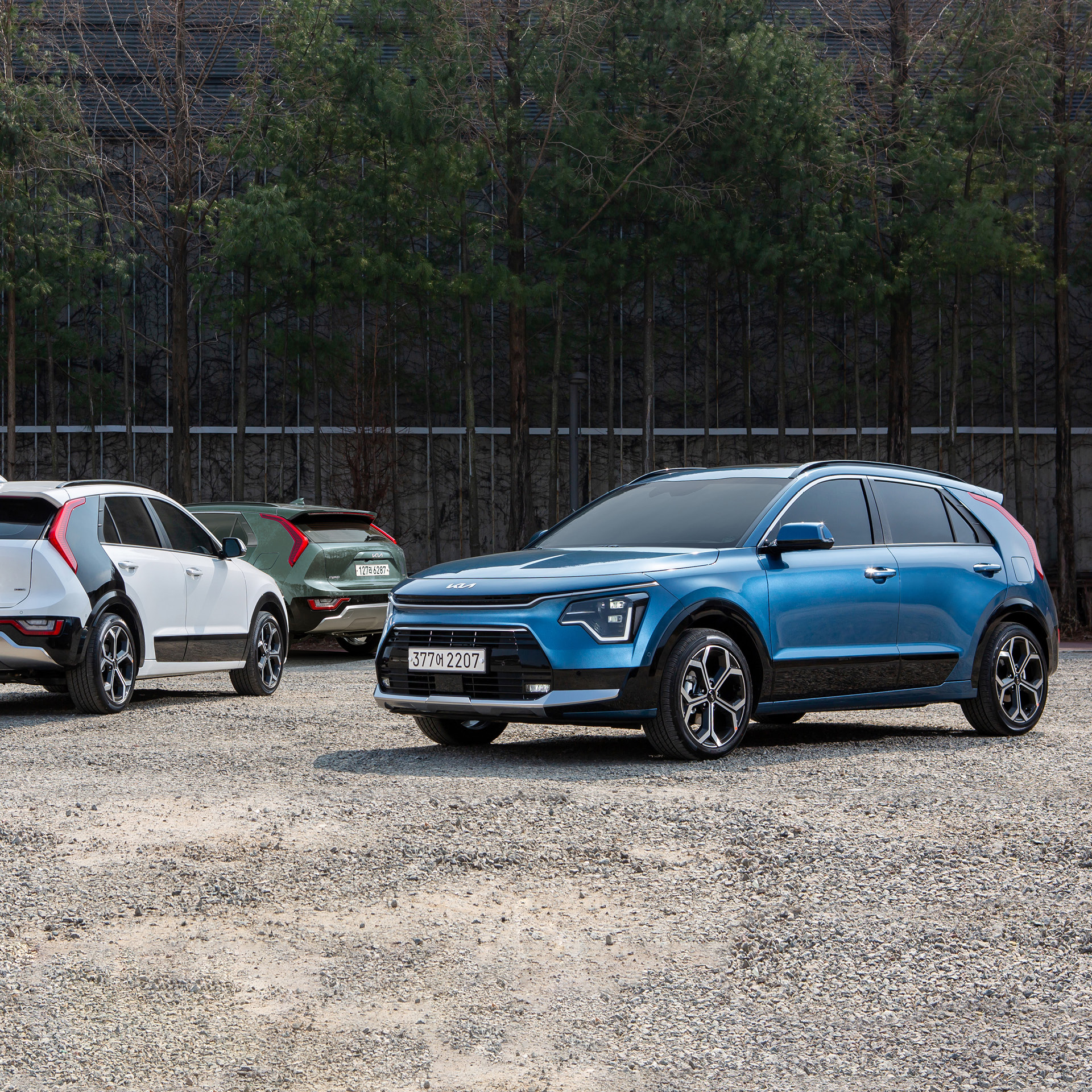 Three Niro stand side by side