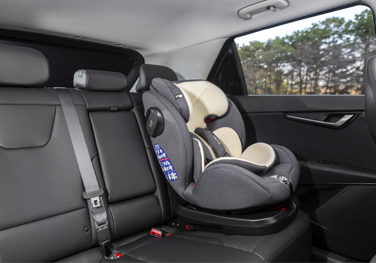 Car seat installed in the rear seat of the Niro