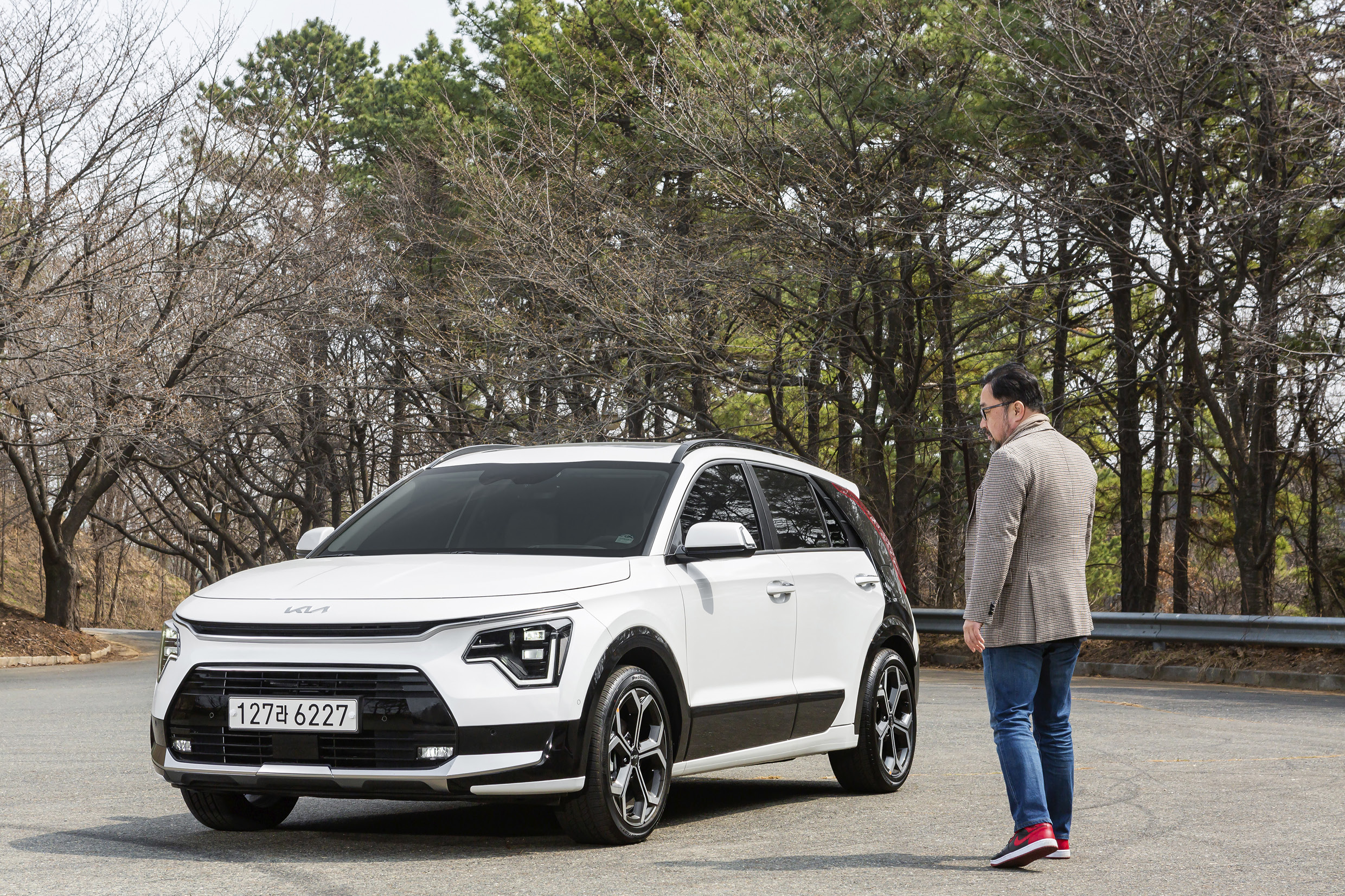 Back of a man looking at a Niro