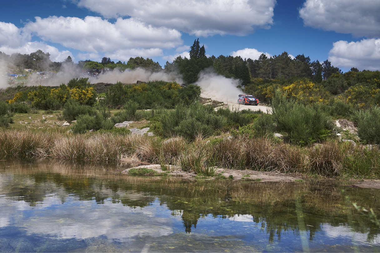 포르투갈 랠리에서 질주하고 있는 현대 i20 N 랠리1의 모습