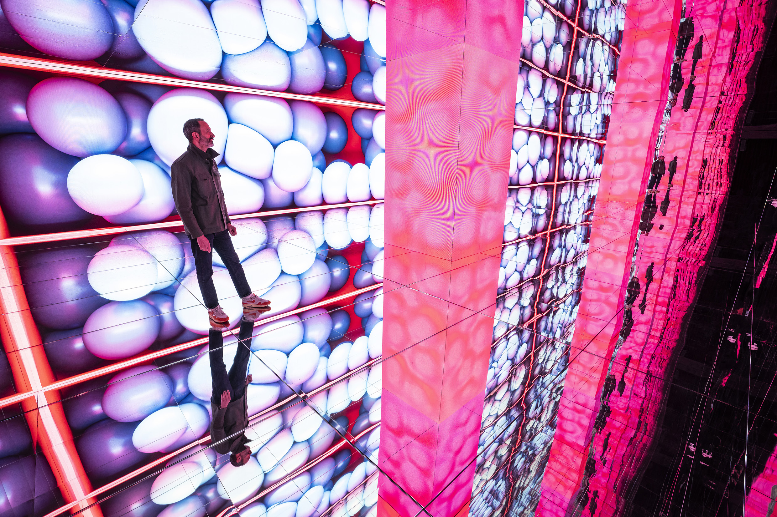 미디어 아트로 표현한 오퍼짓 유나이티드