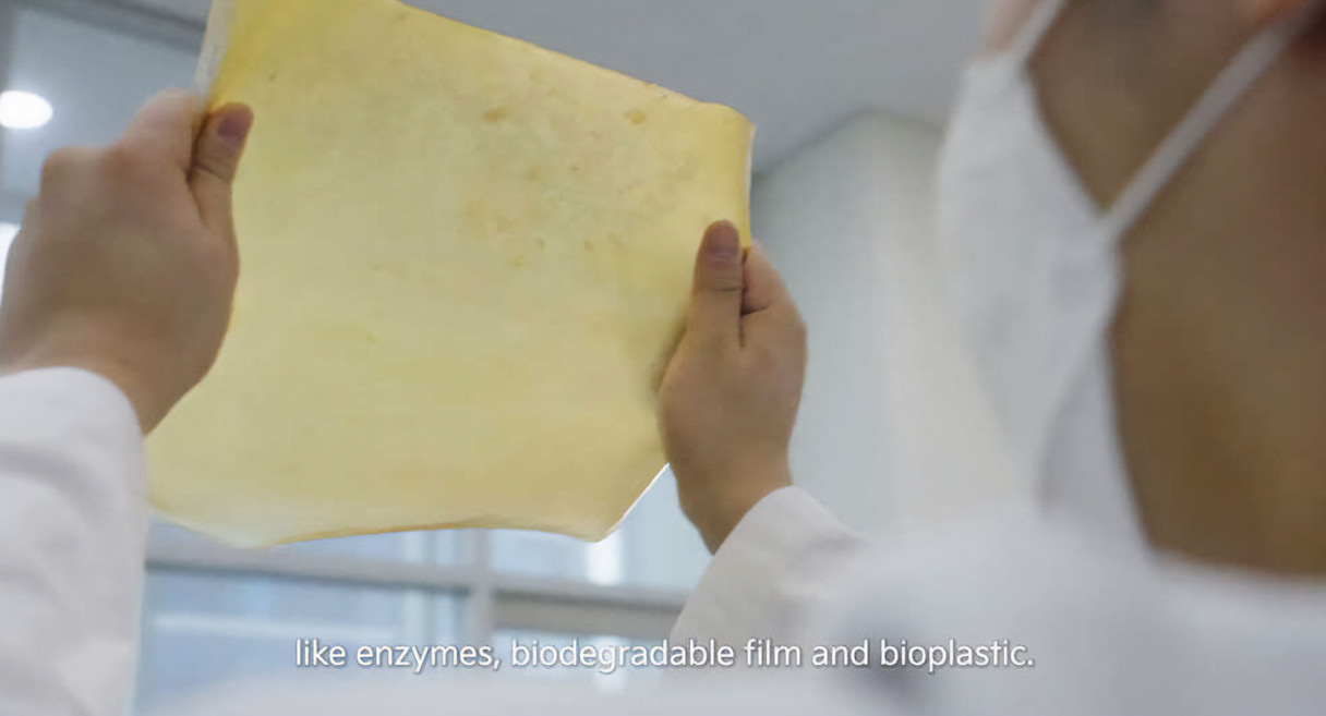 연구원이 차량에 쓰이는 친환경 소재를 관찰하고 있다