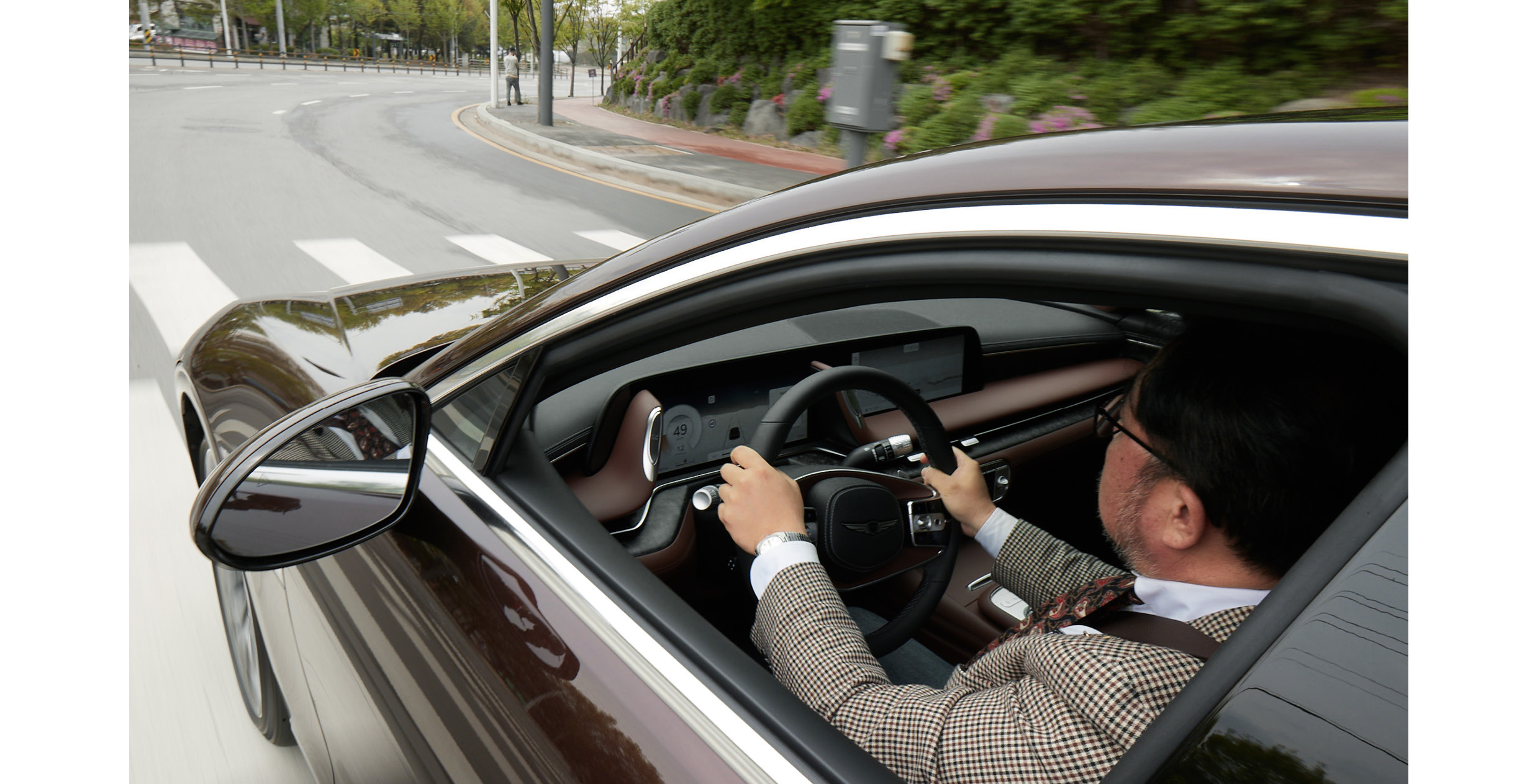 G90을 운전하고 있는 이동희 칼럼니스트