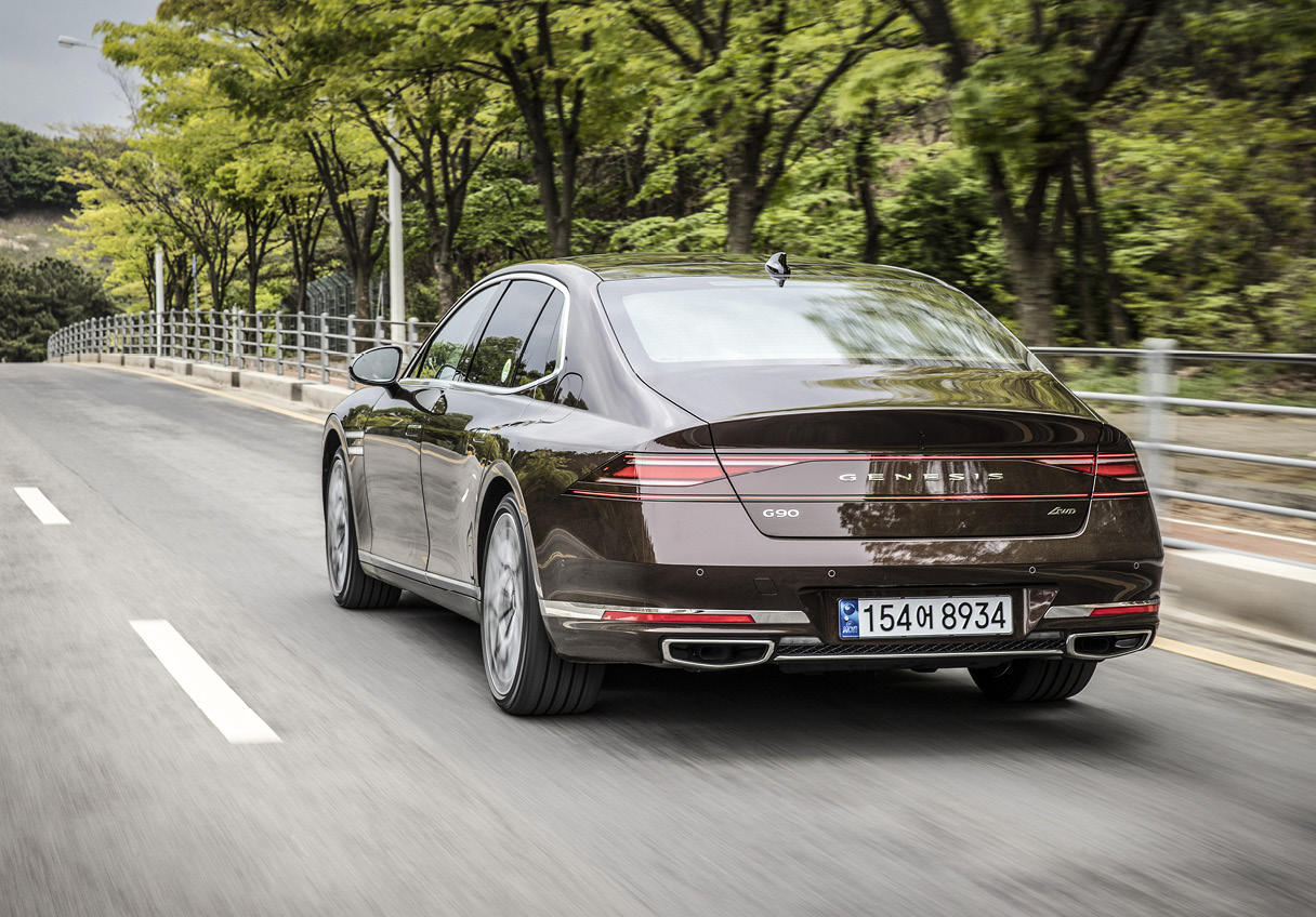 주행중인 G90의 후면 모습