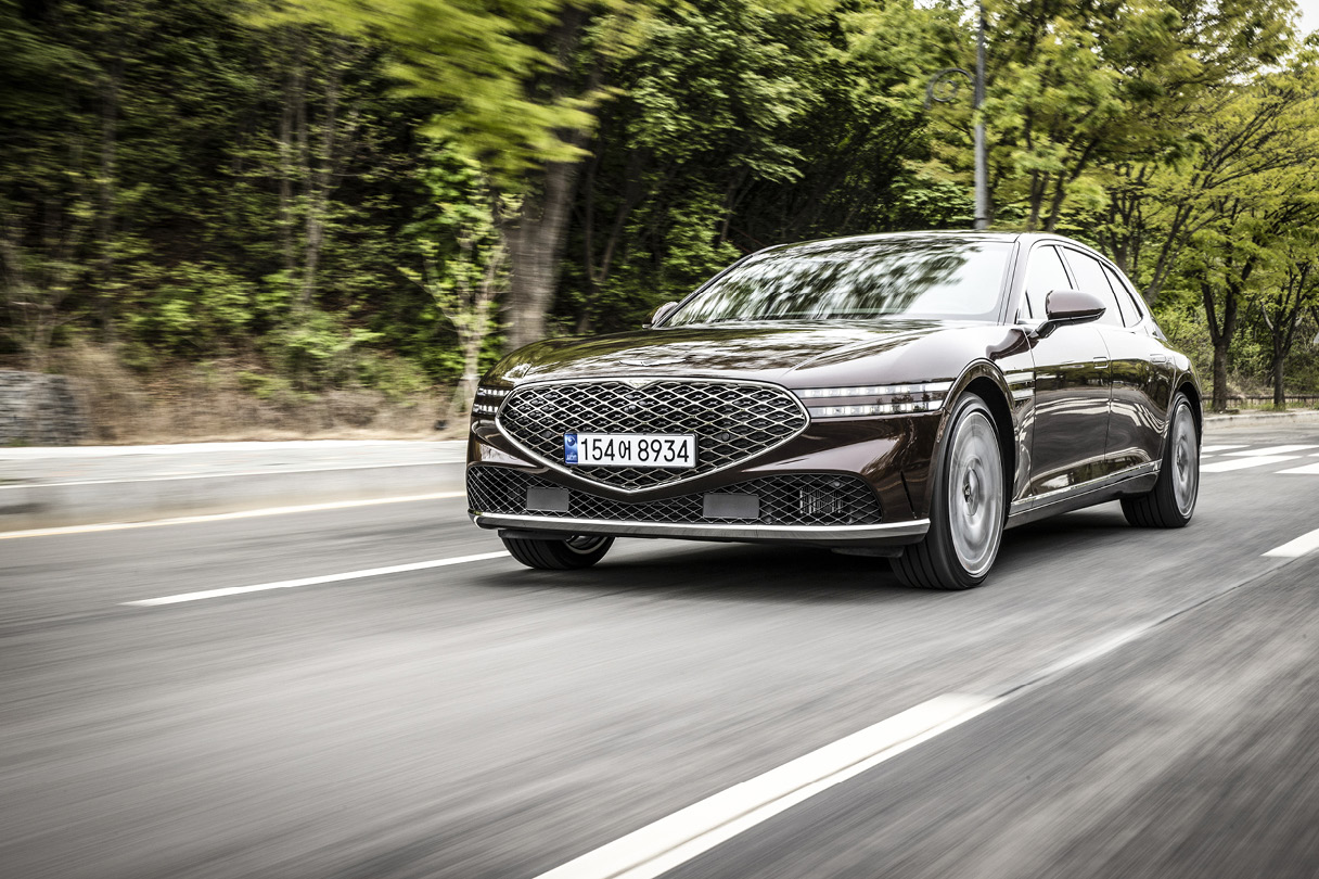 주행 중인 G90 전면부