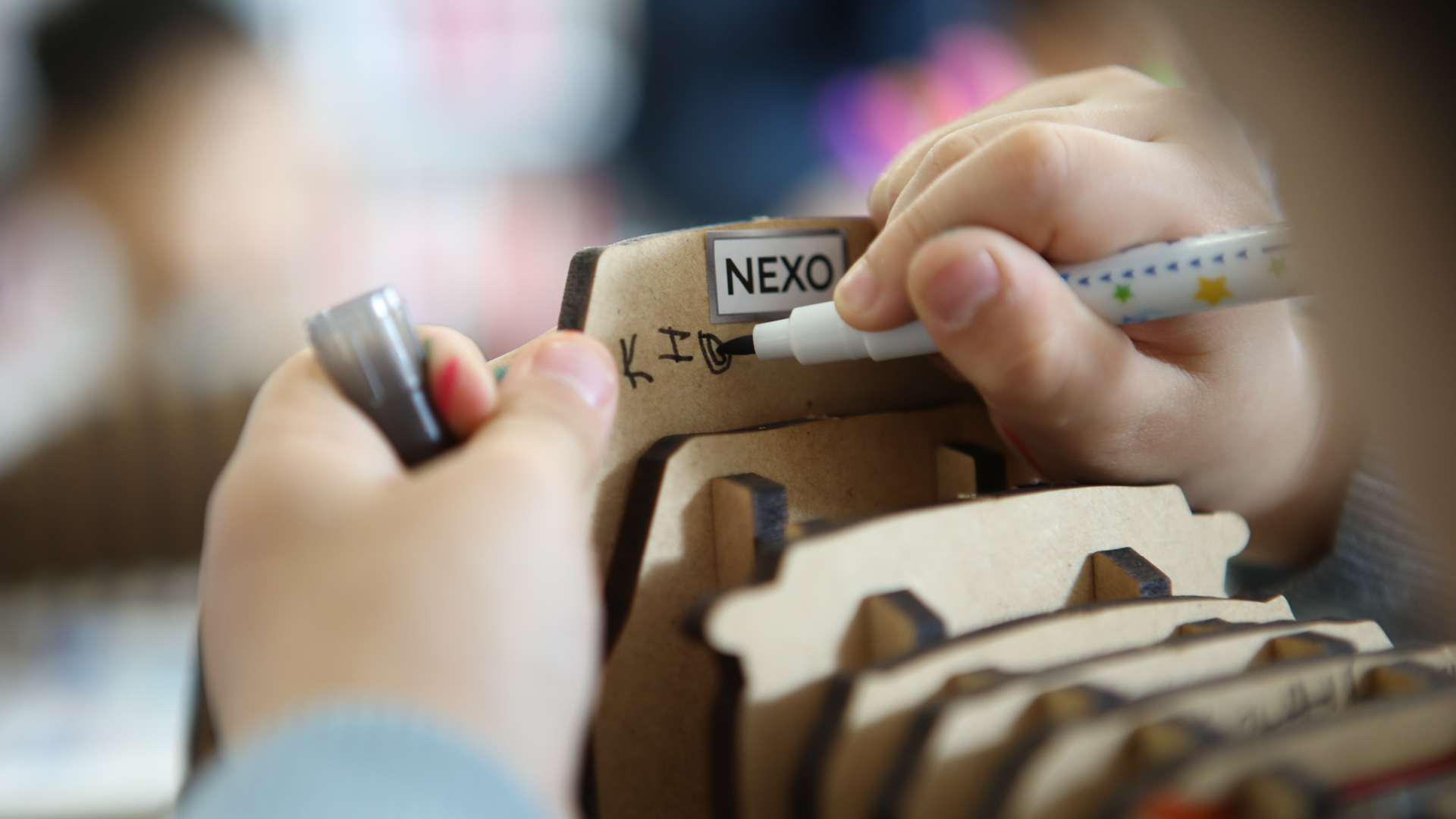 현대 모터스튜디오의 퍼즐 자동차 워크샵 체험 장면