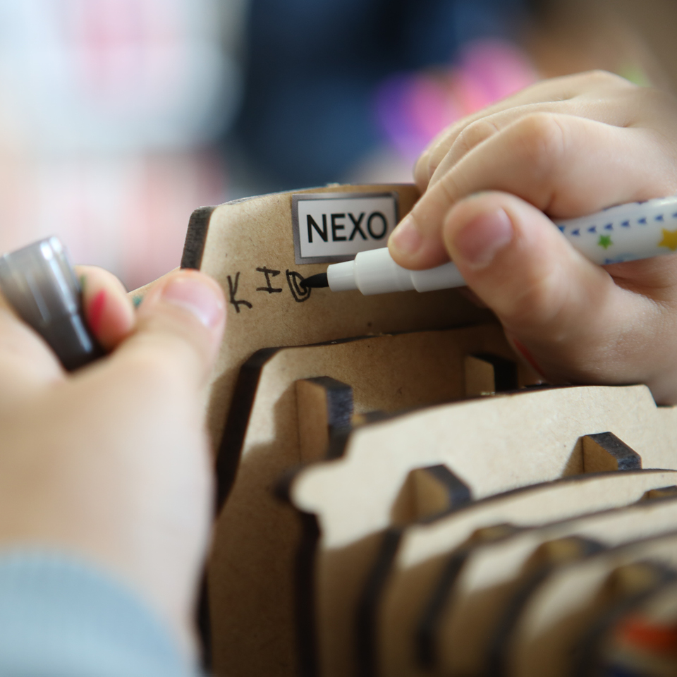 현대 모터스튜디오의 퍼즐 자동차 워크샵 체험 장면