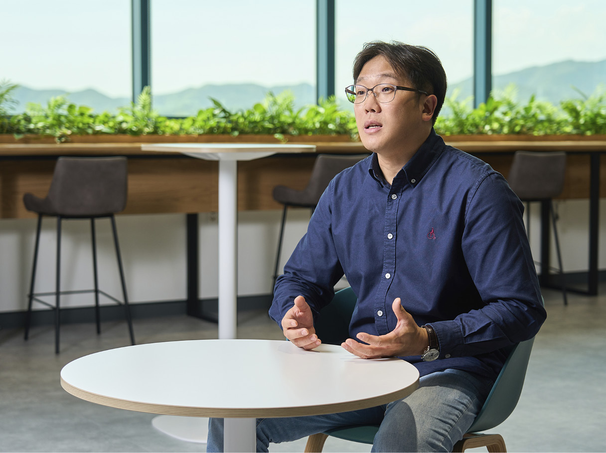 현대자동차 로보틱스랩 엑스블 멕스를 개발한 연구원의 모습