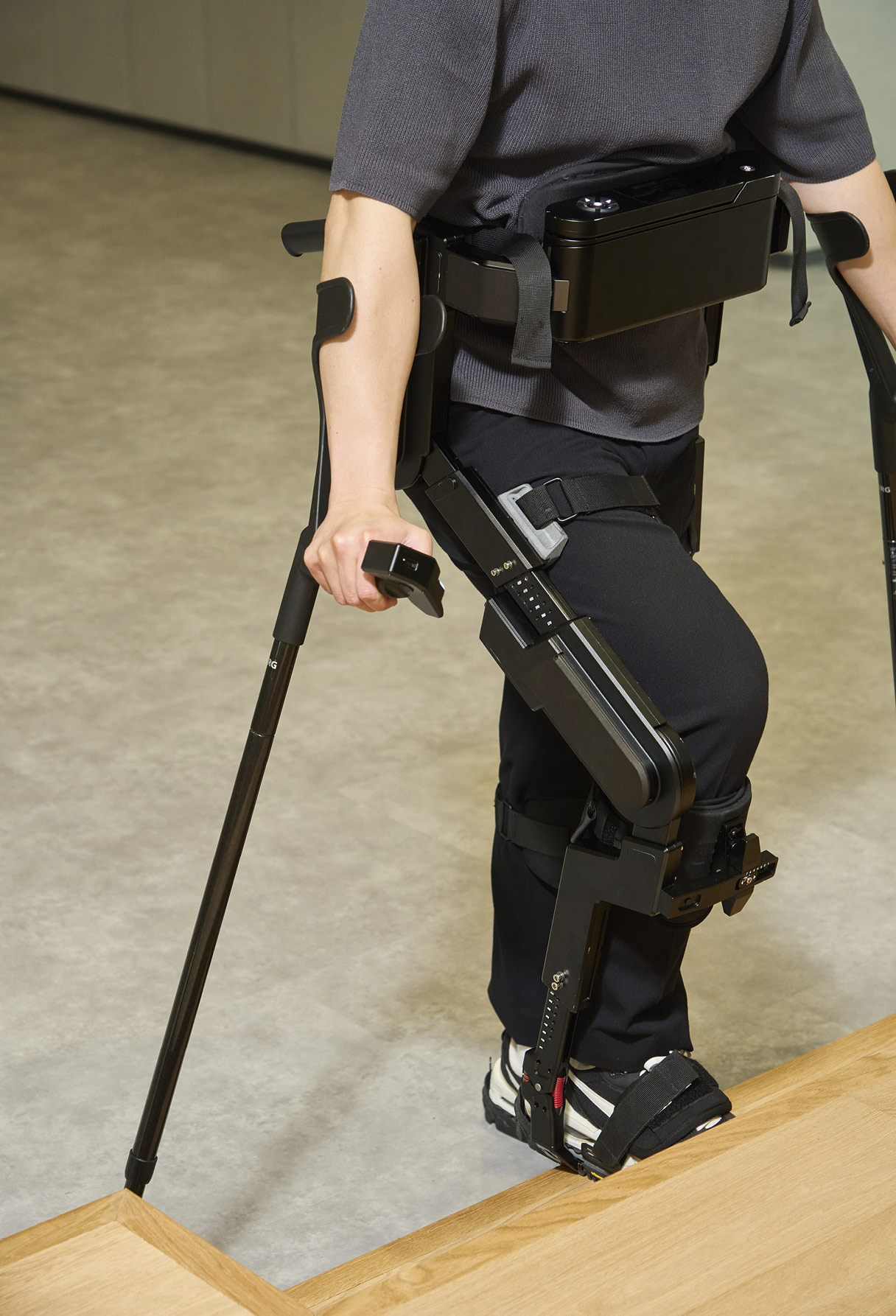 현대자동차 로보틱스랩 엑스블 멕스를 착용하고 걷는 모습