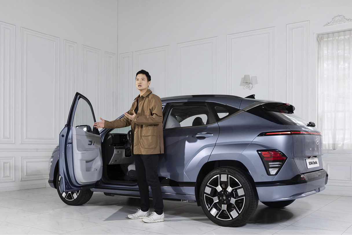 Senior researcher Ki-il Kwon, who was in charge of the CMF design of the All-New Kona of Hyundai Motor Company, is explaining.